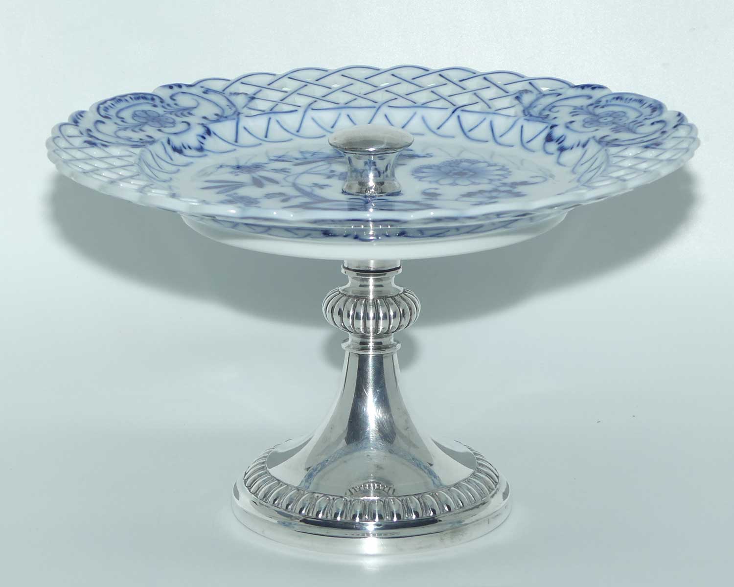 Meissen Blue Onion | Zwiebelmuster pierced gallery platform and Silverplated column fruit stand