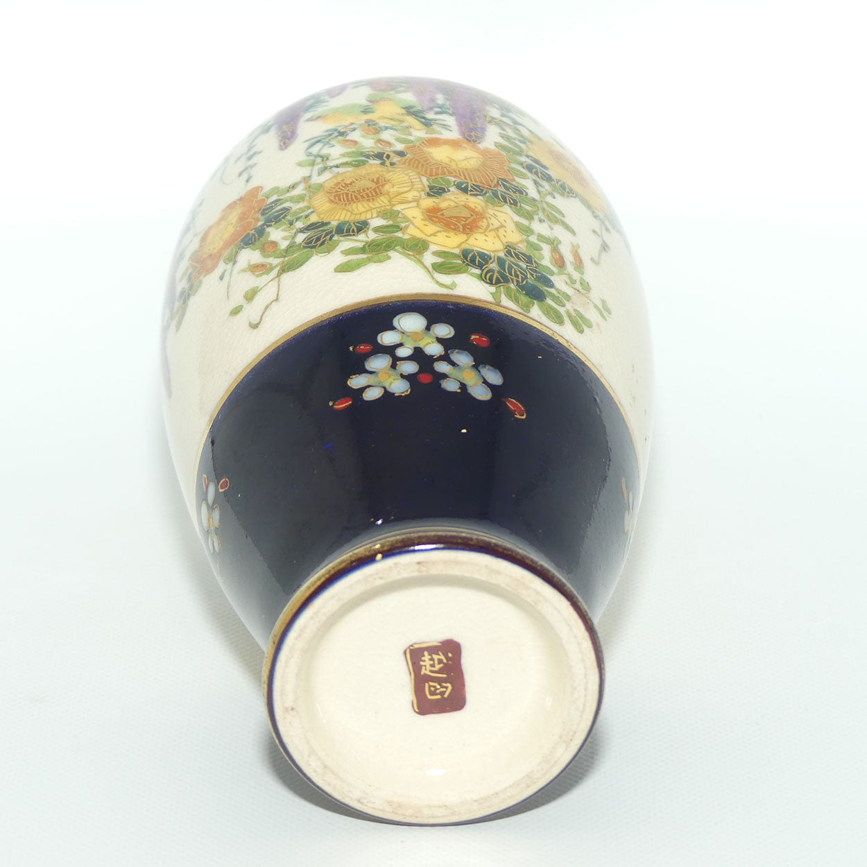 Satsuma vase depicting Wisteria by Koshida | late Meiji | Taisho period
