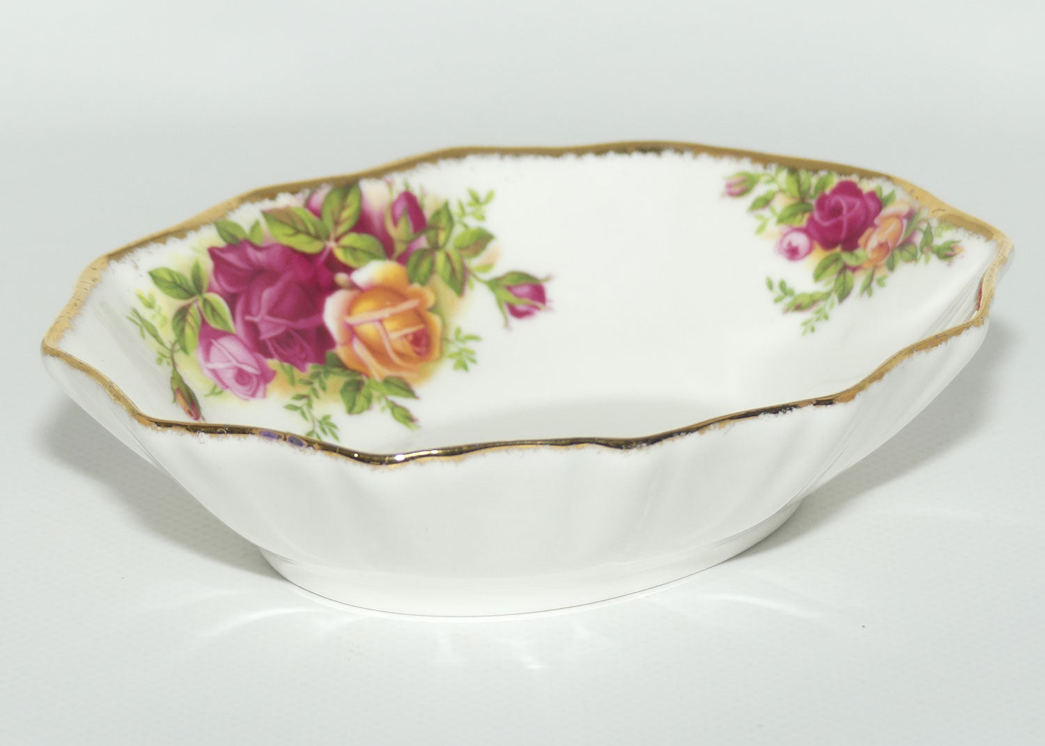 Royal Albert Bone China England Old Country Roses Scalloped Edge Oval Dish | © 1962 Royal Albert Ltd backstamp