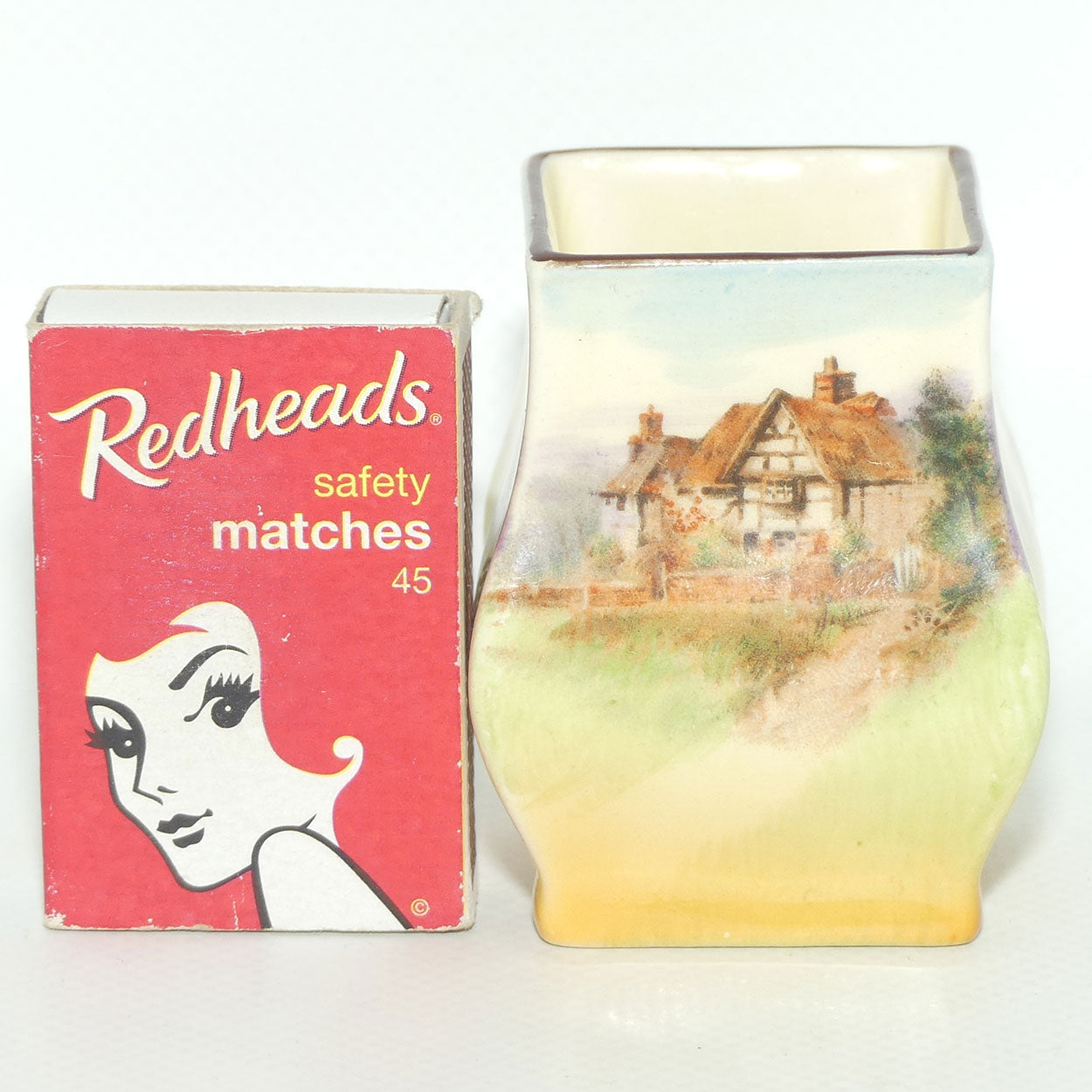 Royal Doulton English Cottages A vase Shape 7018 | D4987