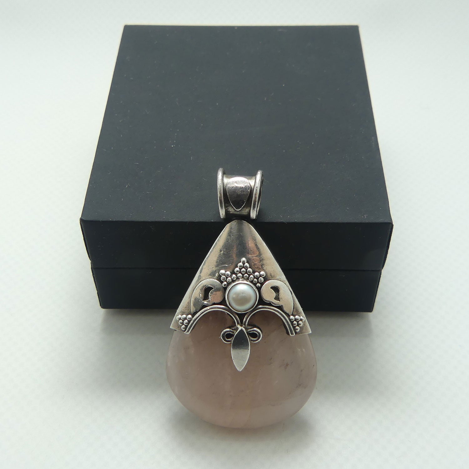 925 Sterling Silver pendant set with Rose Quartz and Pearl