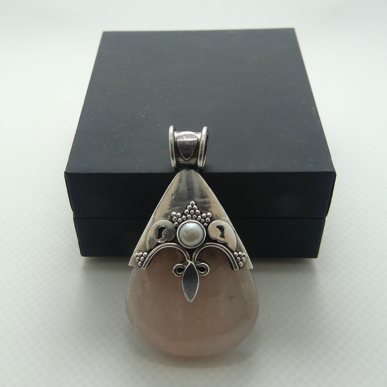 925 Sterling Silver pendant set with Rose Quartz and Pearl