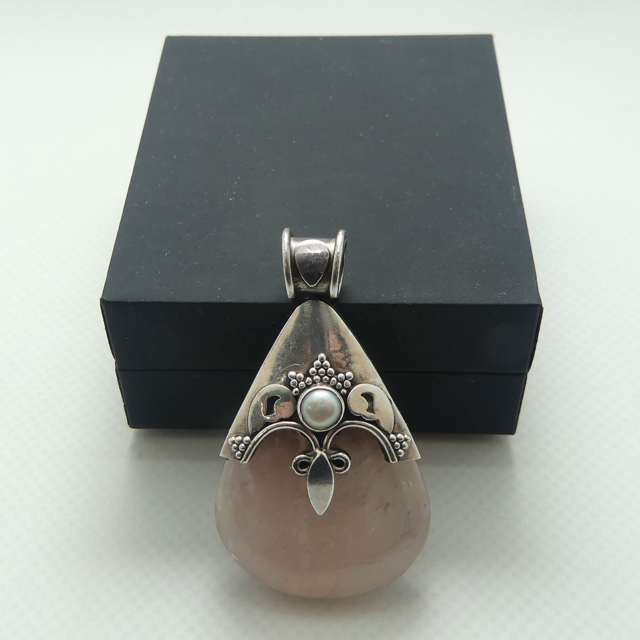 925 Sterling Silver pendant set with Rose Quartz and Pearl