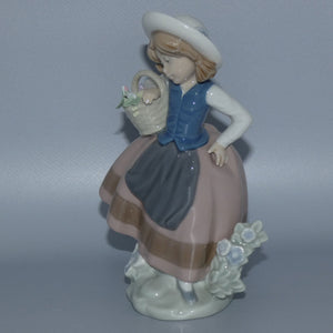 Lladro figure Sweet Scent #5221 (#2)