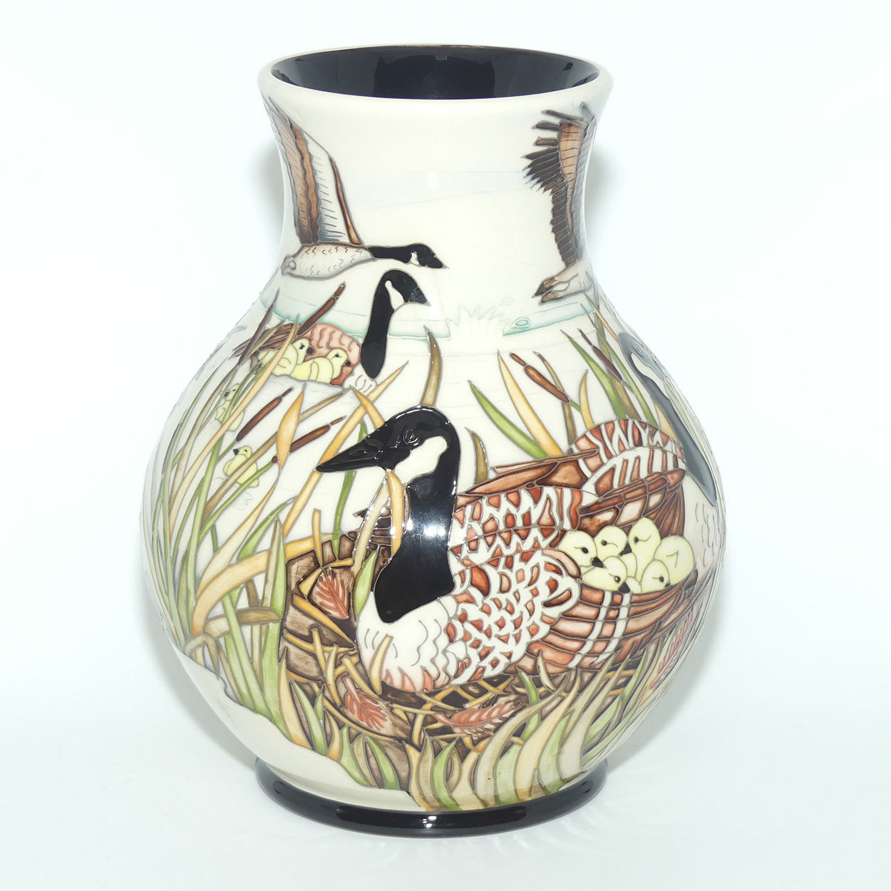 Moorcroft The Gathering 869/9 vase  (Ltd Ed)