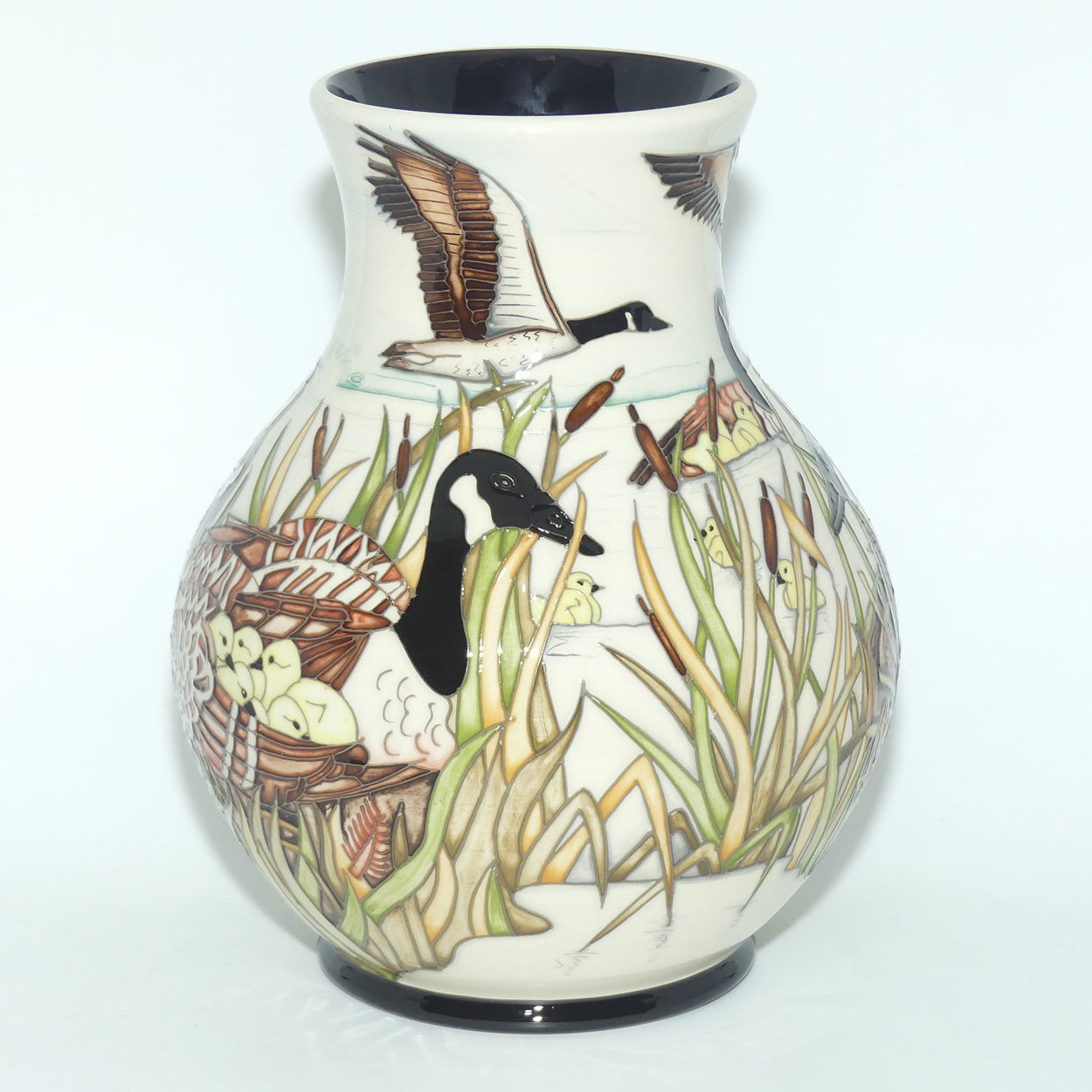 Moorcroft The Gathering 869/9 vase  (Ltd Ed)