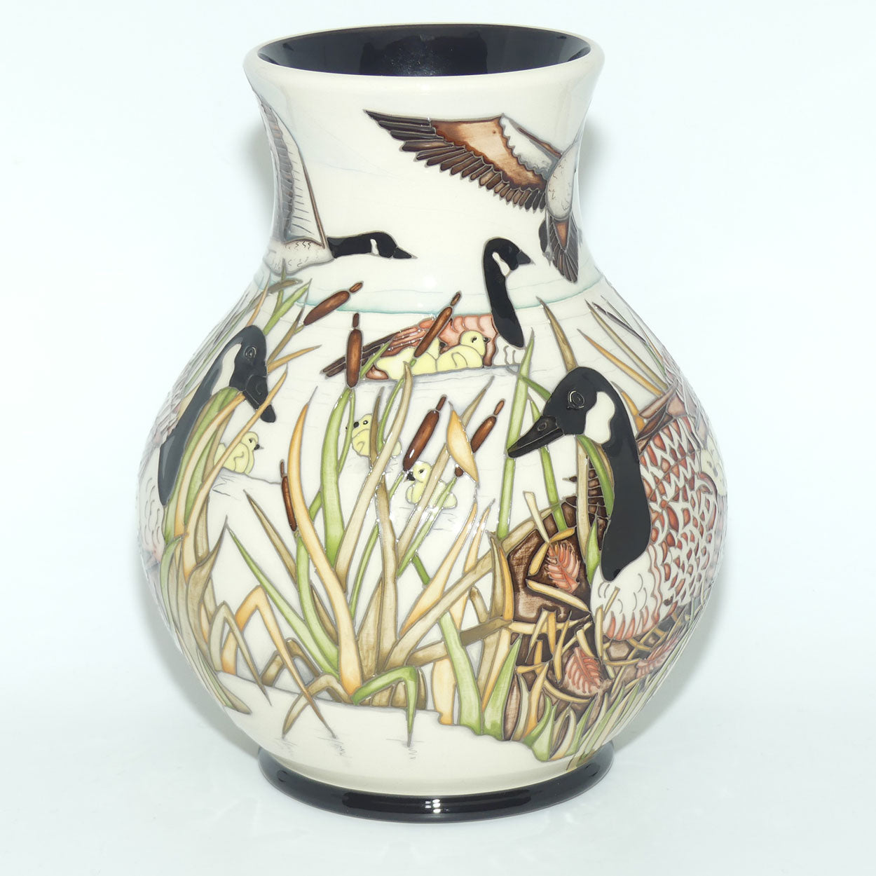 Moorcroft The Gathering 869/9 vase  (Ltd Ed)