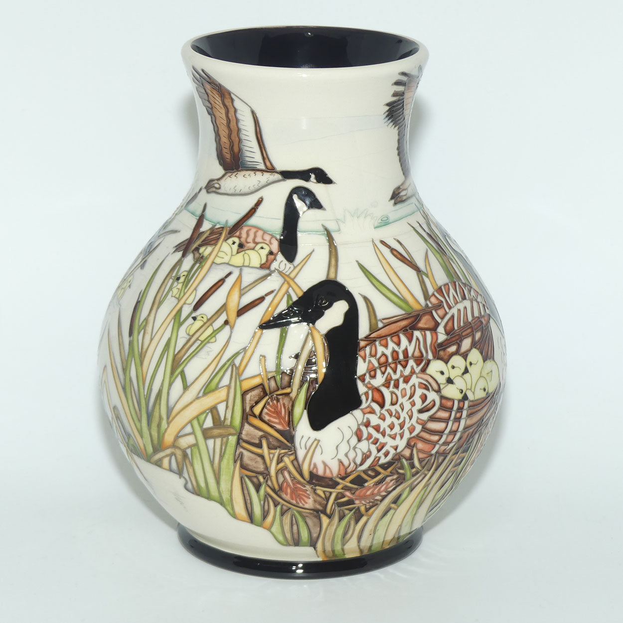 Moorcroft The Gathering 869/9 vase  (Ltd Ed)