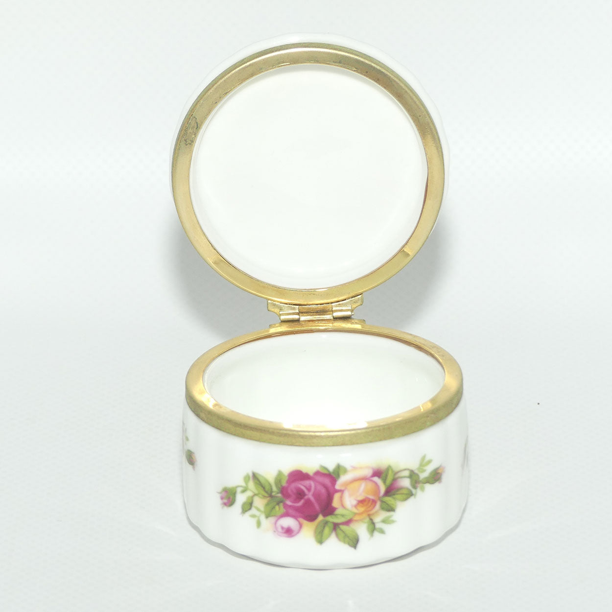 Royal Albert Old Country Roses |  Trinket box | © 1962 Royal Albert Ltd backstamp