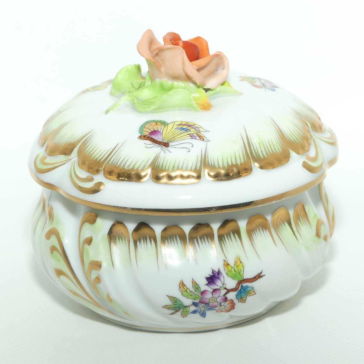 Herend Hungary Queen Victoria pattern | Bonbonniere with Rose Handle