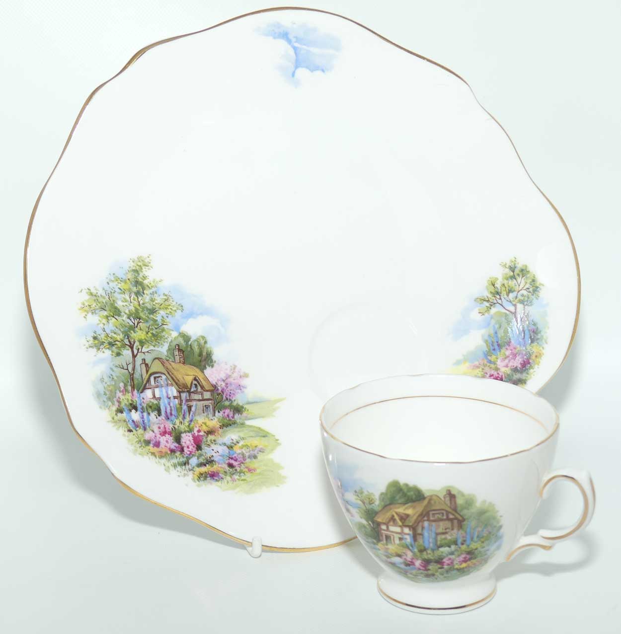 Royal Vale Thatched Cottage and Garden Hostess duo