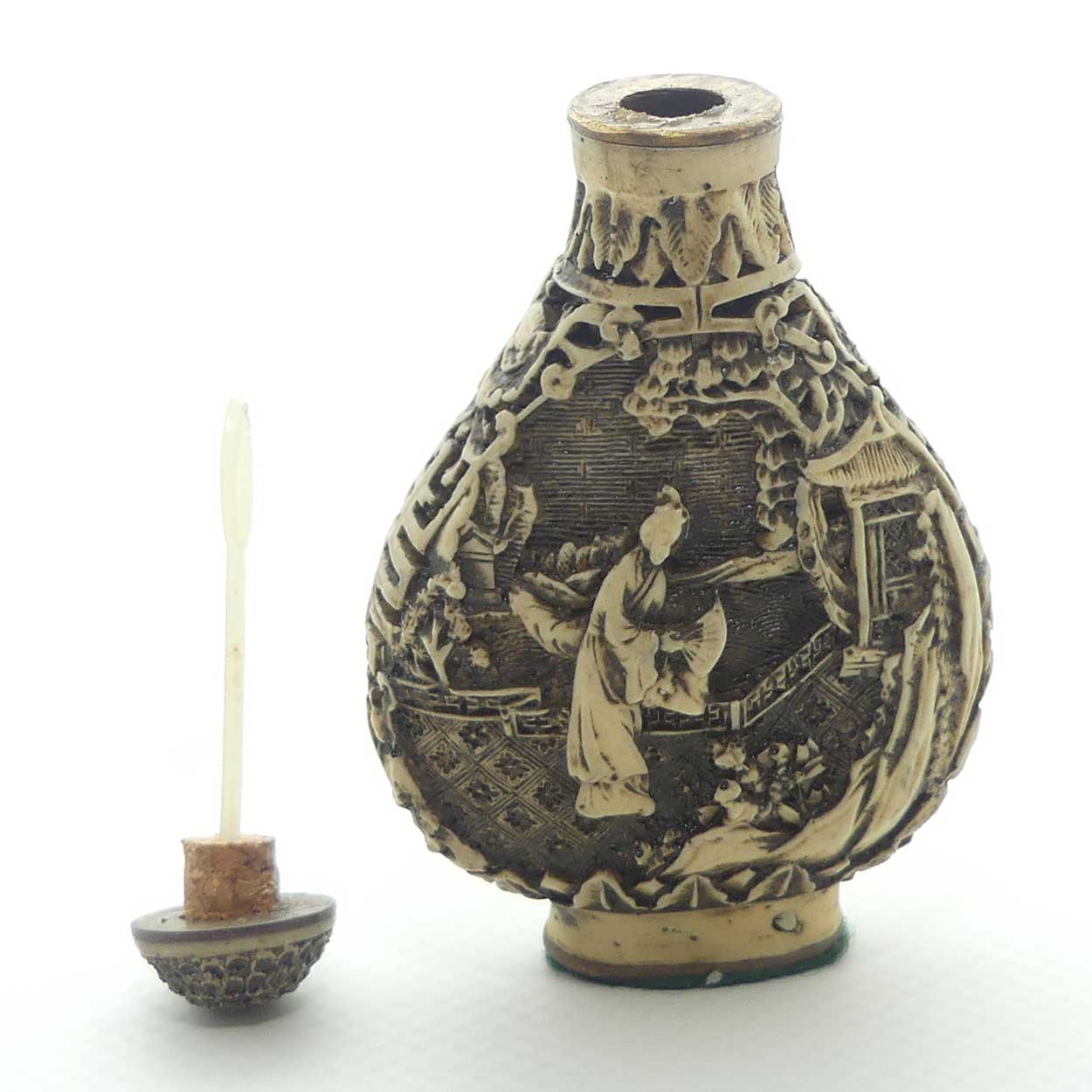 Chinese snuff bottle with stopper | White Cinnabar with Black Tint | Teardrop