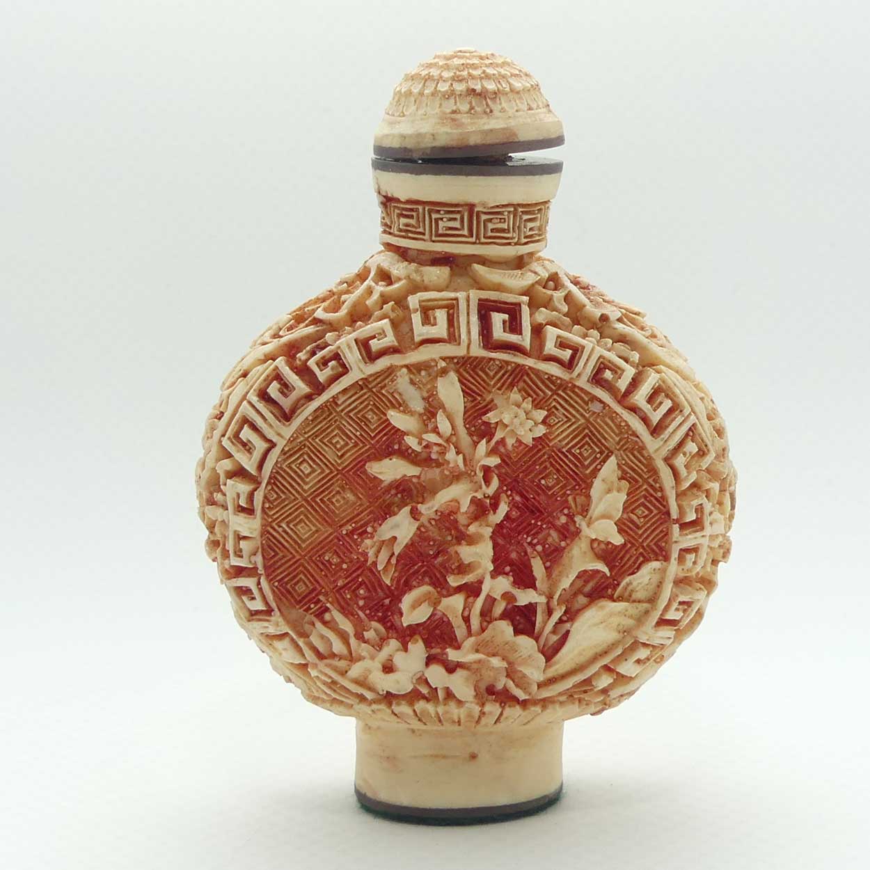 Chinese snuff bottle with stopper | White Cinnabar with Pink tint | Round