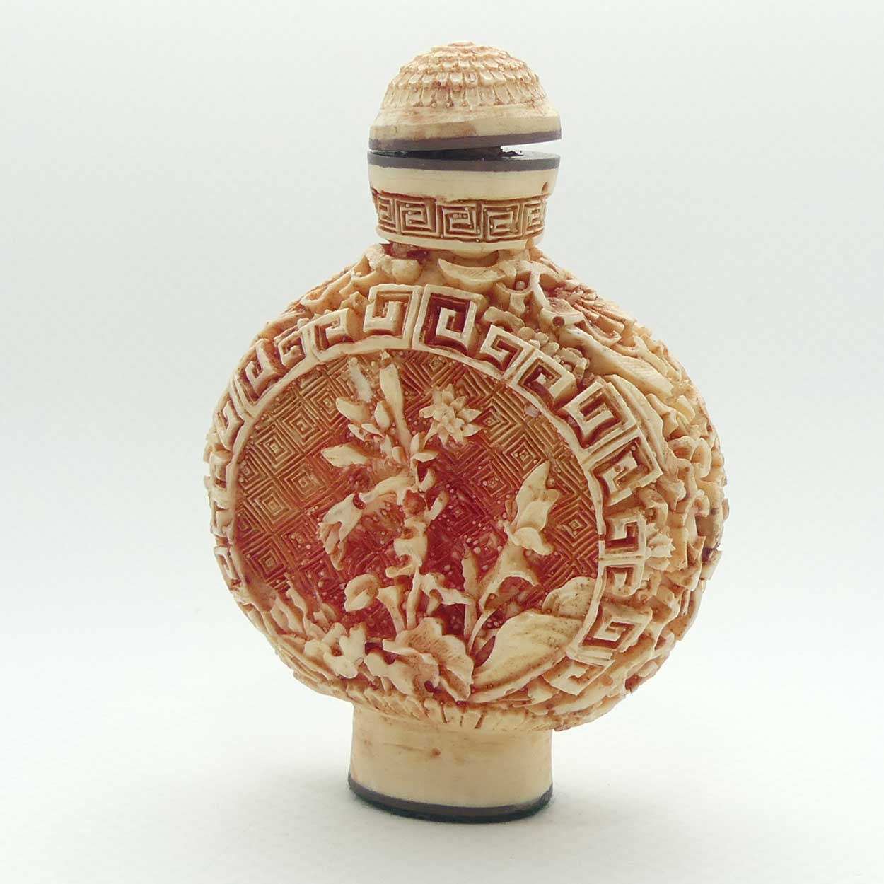 Chinese snuff bottle with stopper | White Cinnabar with Pink tint | Round