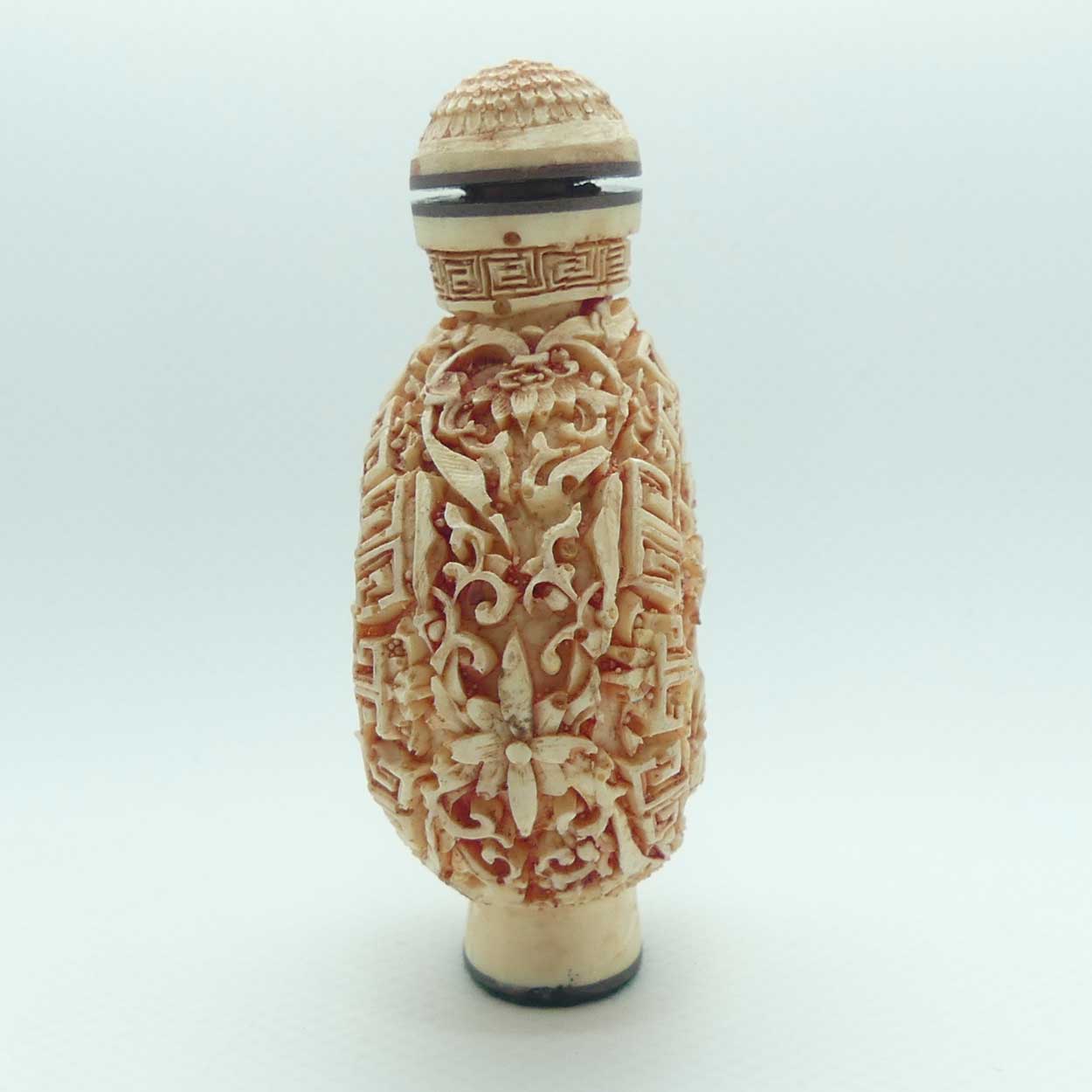Chinese snuff bottle with stopper | White Cinnabar with Pink tint | Round