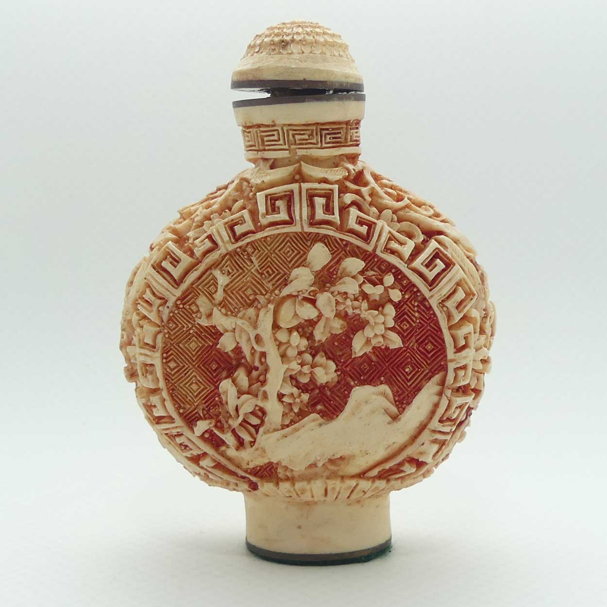 Chinese snuff bottle with stopper | White Cinnabar with Pink tint | Round