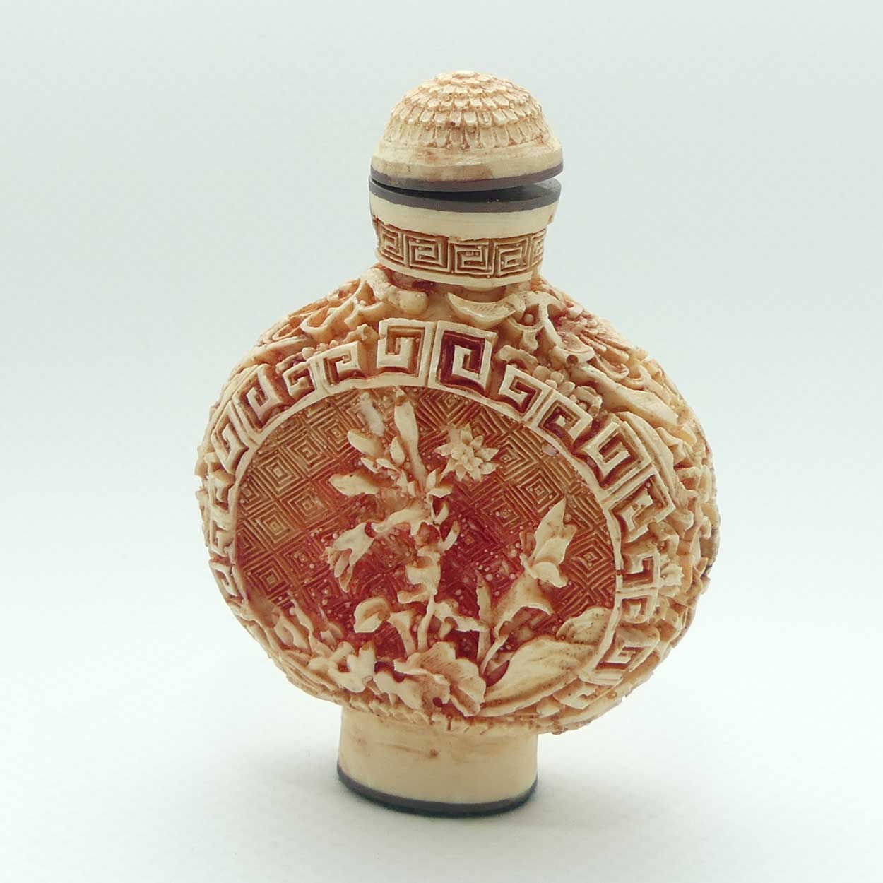Chinese snuff bottle with stopper | White Cinnabar with Pink tint | Round