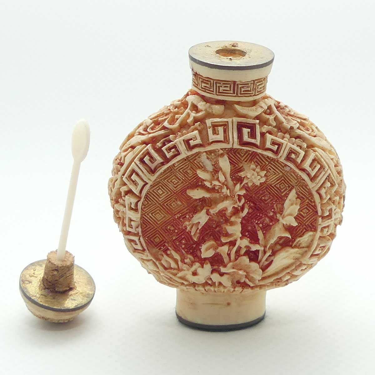 Chinese snuff bottle with stopper | White Cinnabar with Pink tint | Round