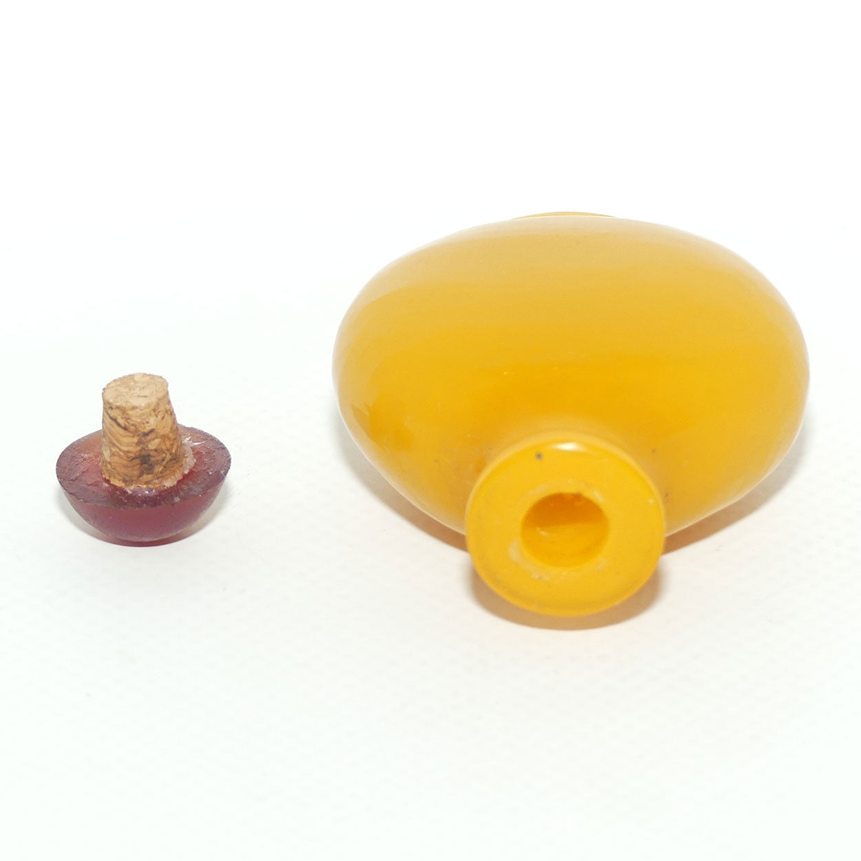 Chinese Snuff bottle | Butterscotch Glass with Red Stopper