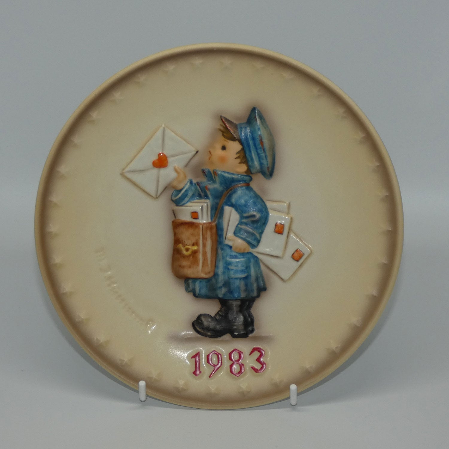 HUM0276 MI Hummel Annual Plate 1983 | Postman