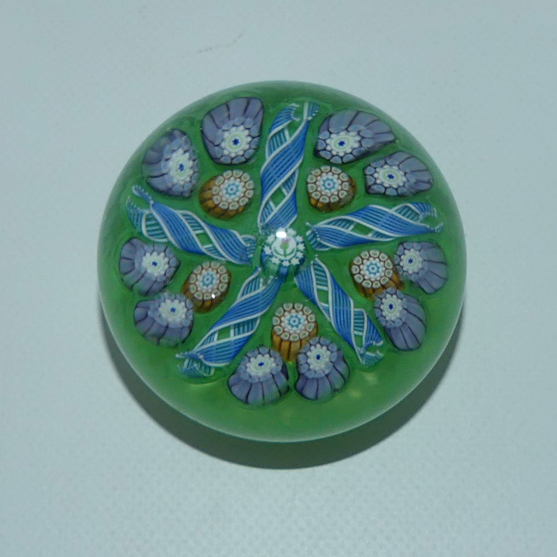 john-deacons-scotland-complex-5-spoke-miniature-paperweight-lime-green