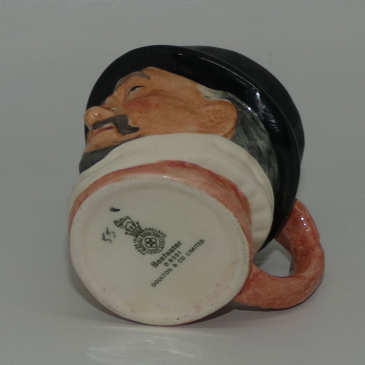 d6251-royal-doulton-character-jug-beefeater-er-handle