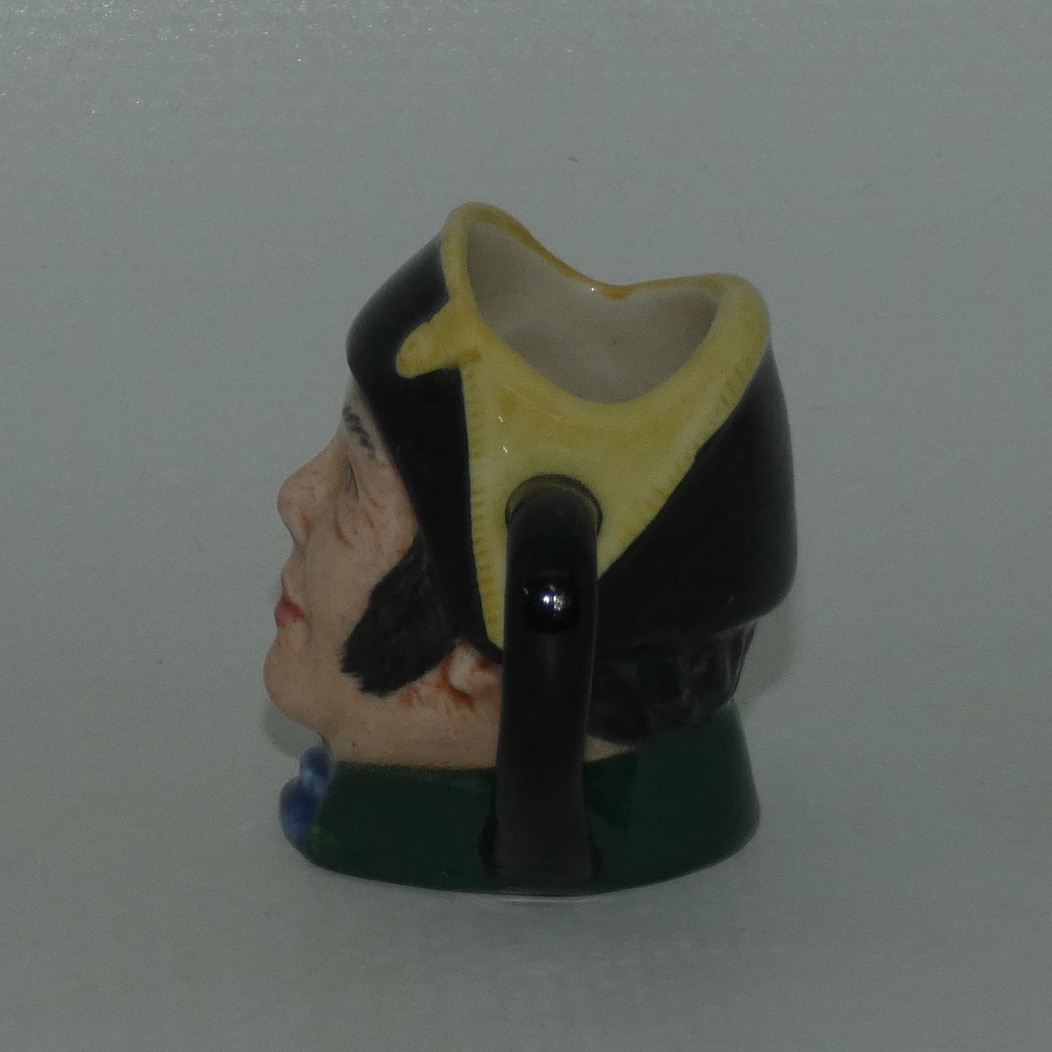 d6686-royal-doulton-character-jug-mr-bumble