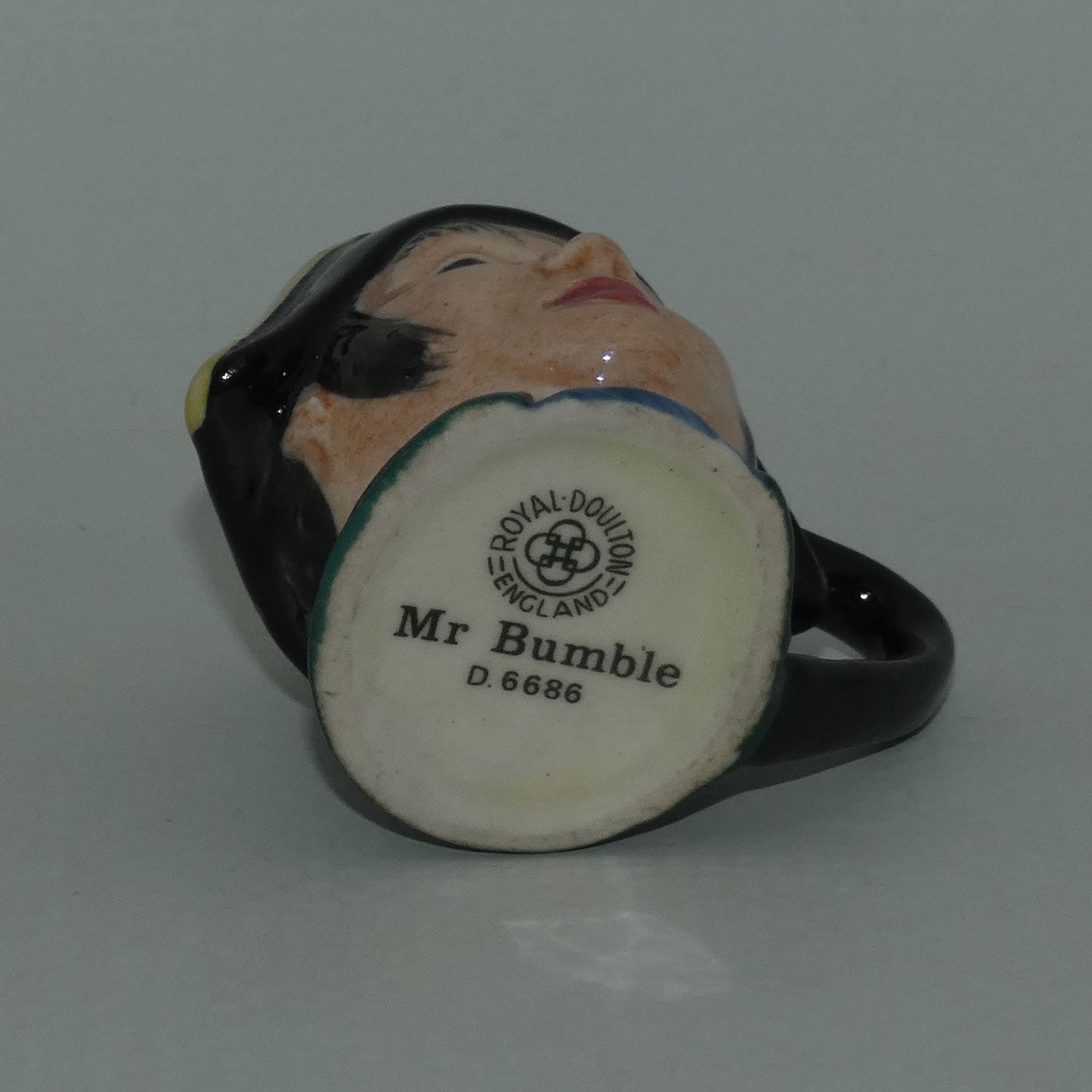 d6686-royal-doulton-character-jug-mr-bumble