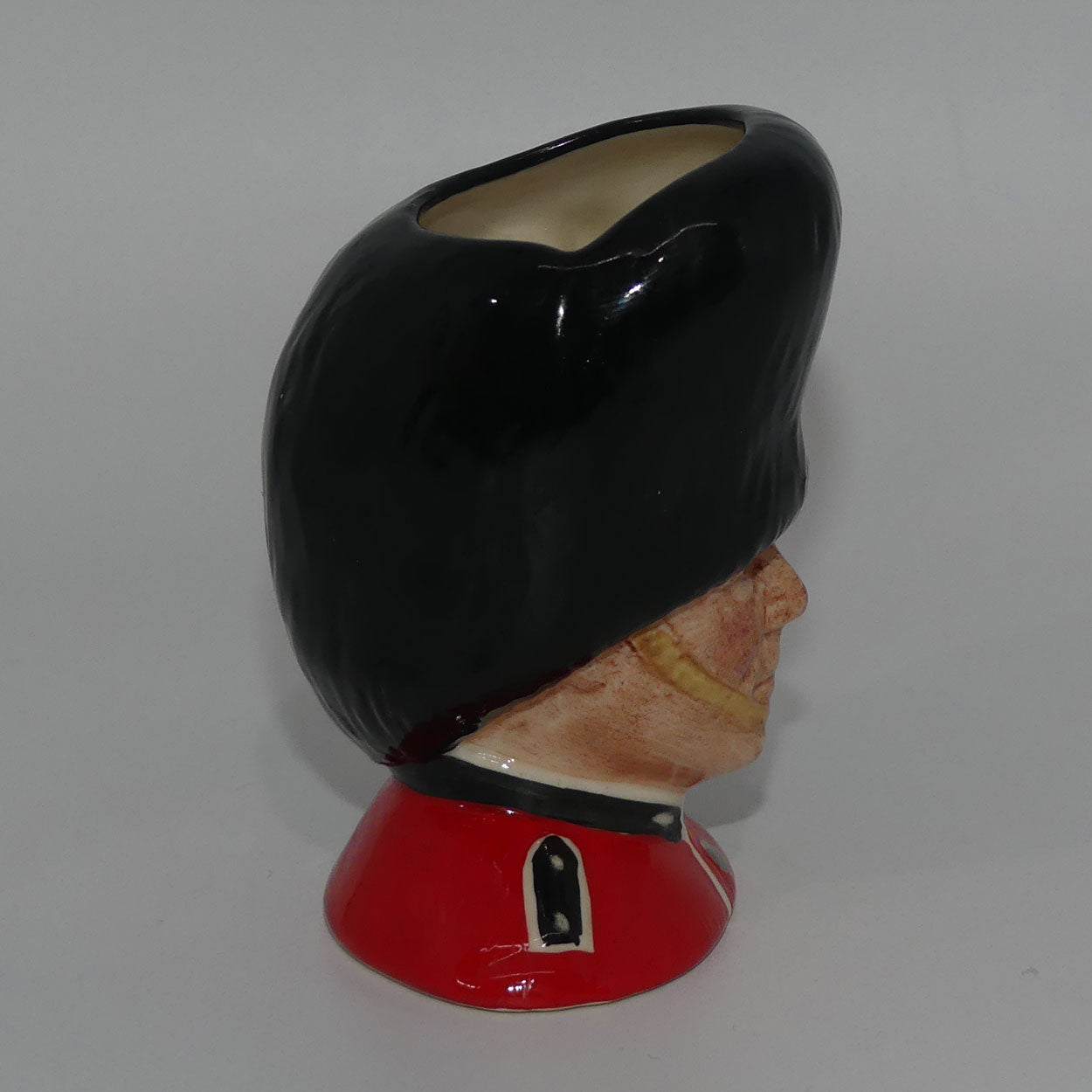 d6772-royal-doulton-miniature-character-jug-guardsman