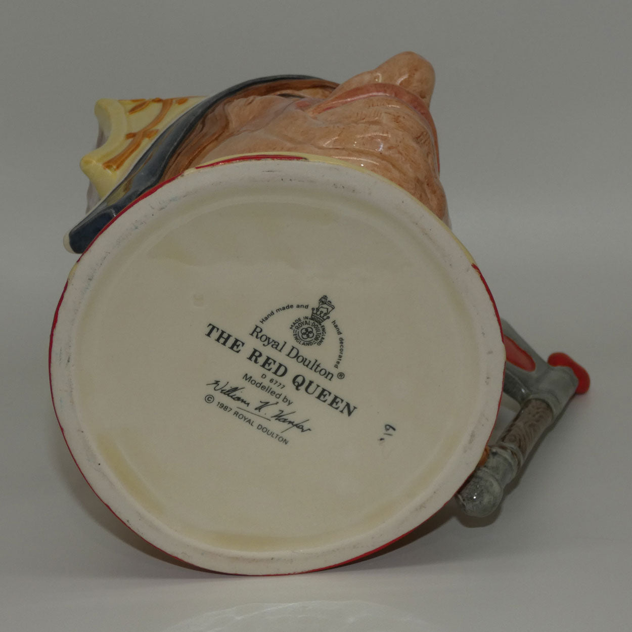 d6777-royal-doulton-character-jug-the-red-queen