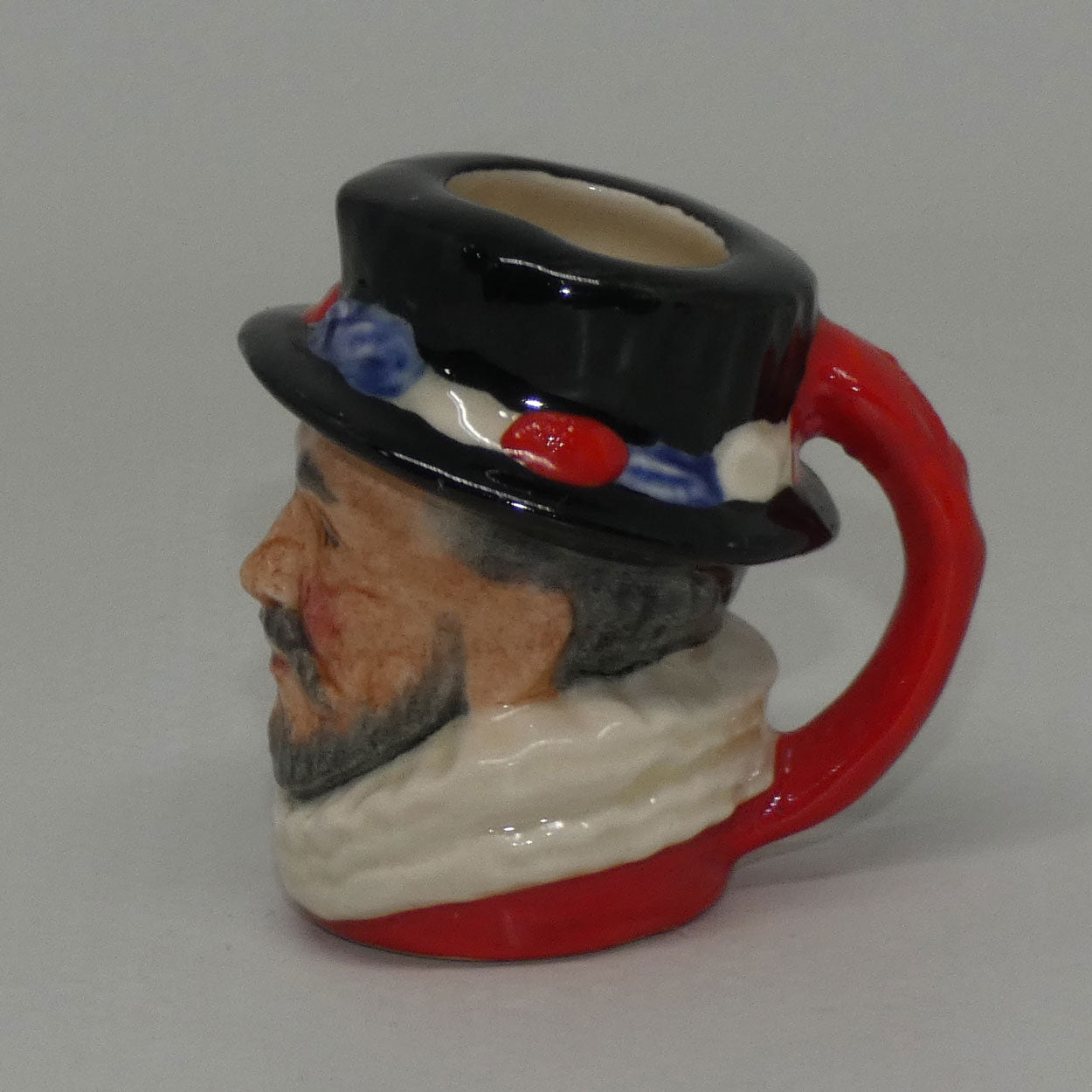 d6806-royal-doulton-tiny-size-character-jug-beefeater-rdicc