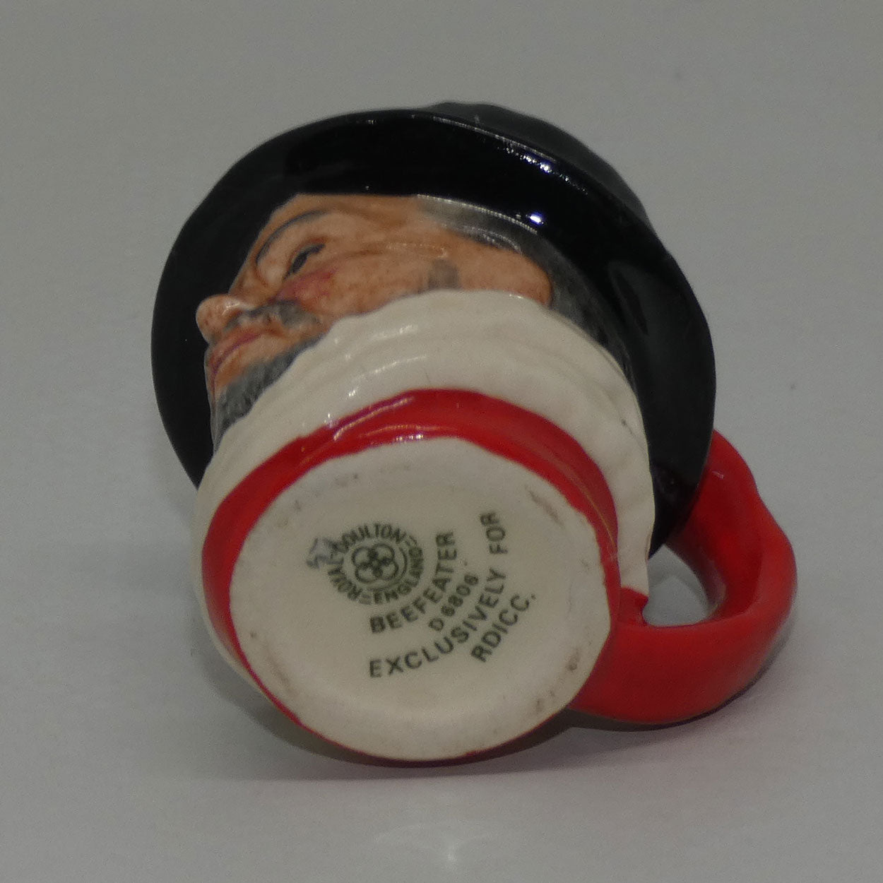 d6806-royal-doulton-tiny-size-character-jug-beefeater-rdicc