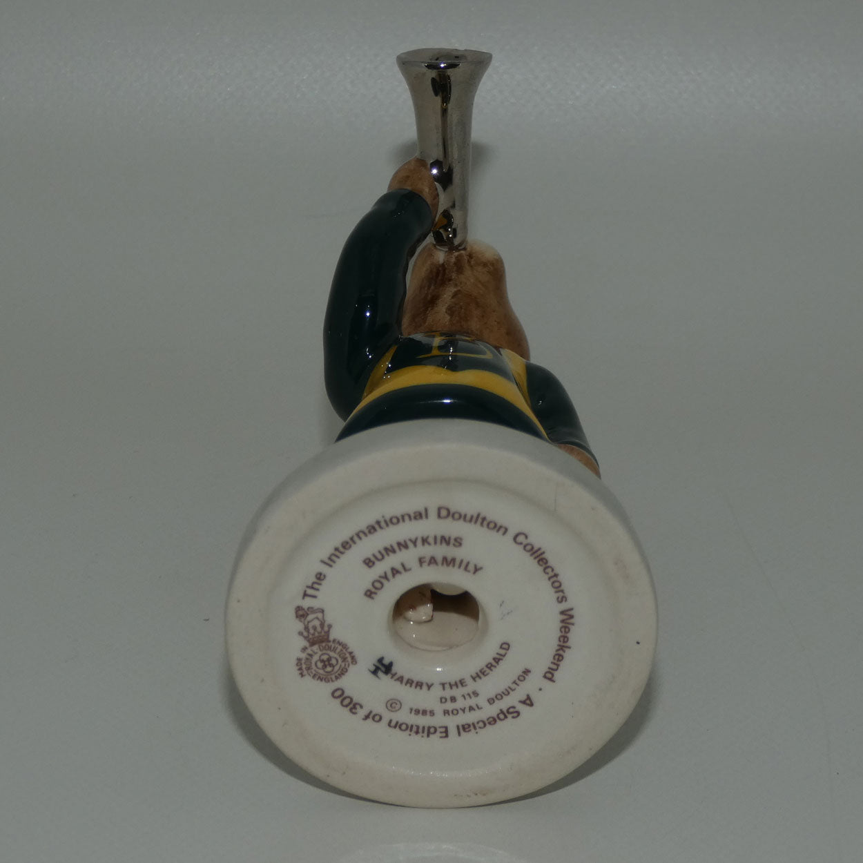 db115-royal-doulton-bunnykins-harry-the-herald