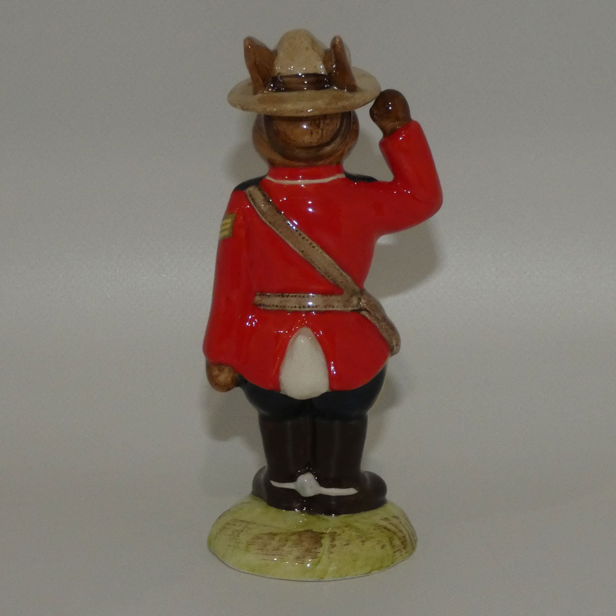 db136-royal-doulton-bunnykins-sergeant-mountie