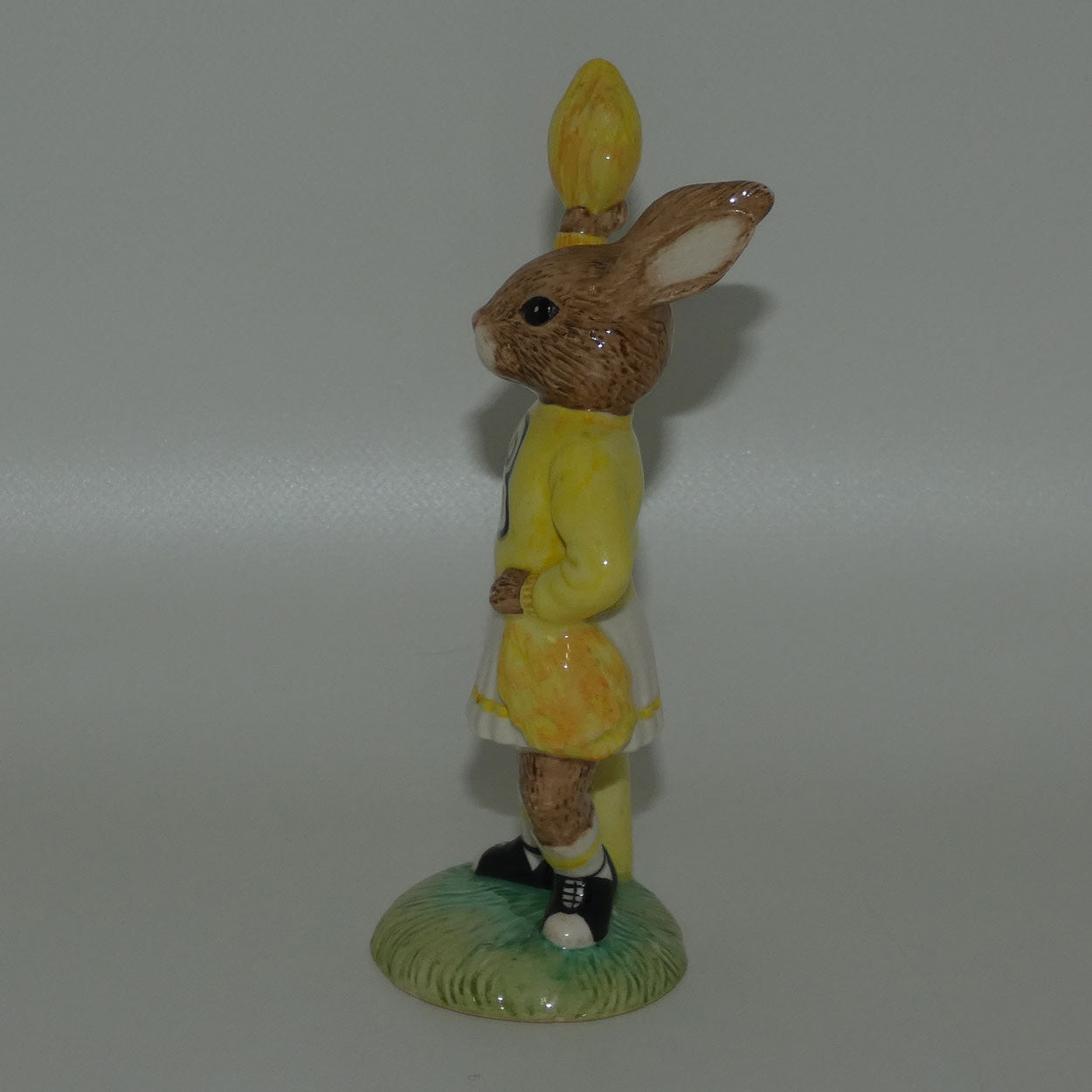 db143-royal-doulton-bunnykins-cheerleader-yellow