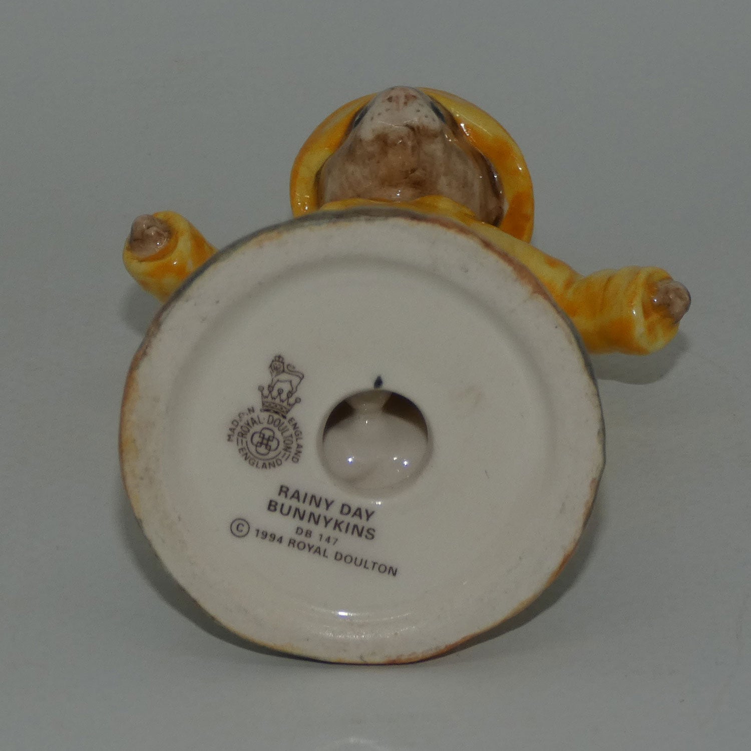 db147-royal-doulton-bunnykins-rainy-days