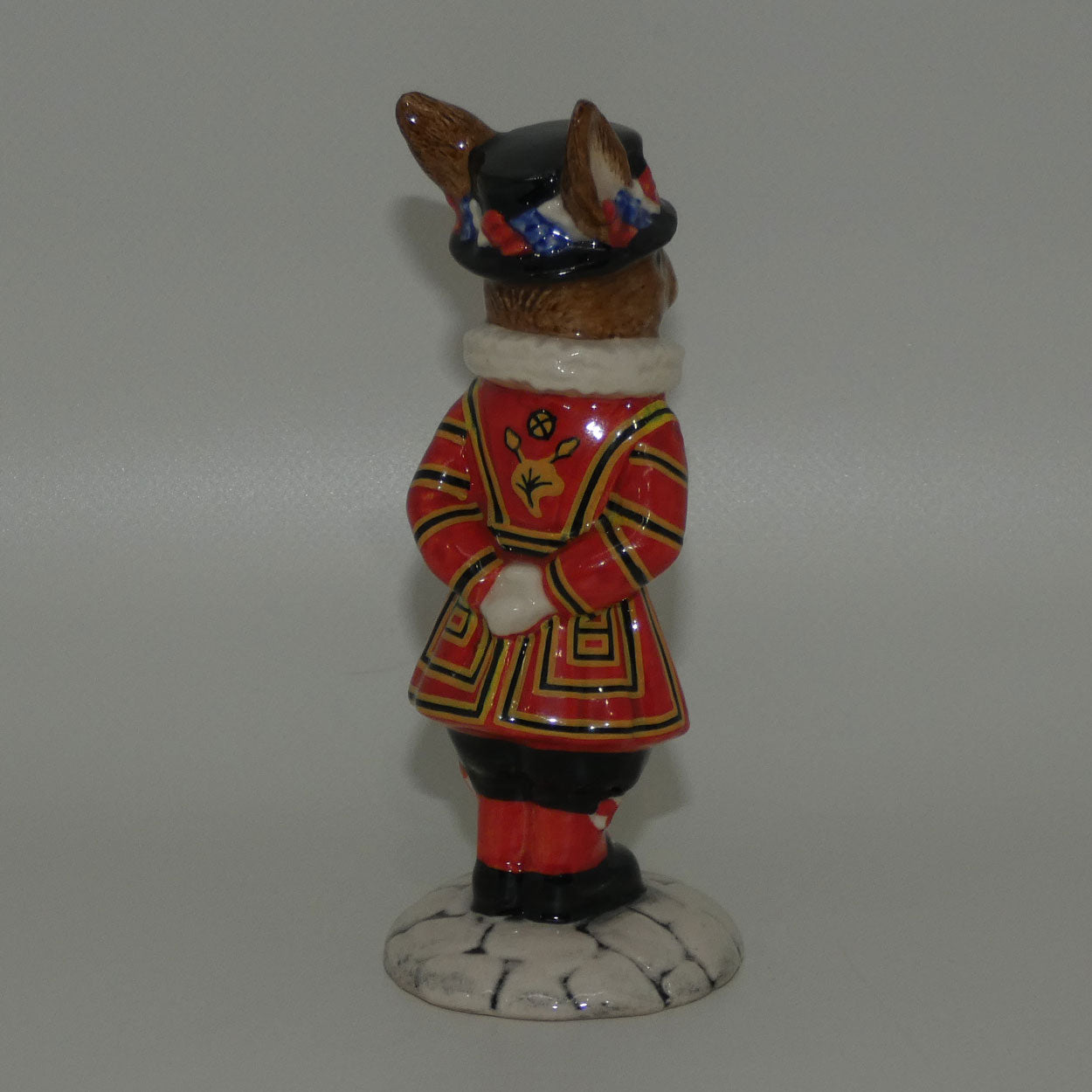 db163-royal-doulton-bunnykins-beefeater