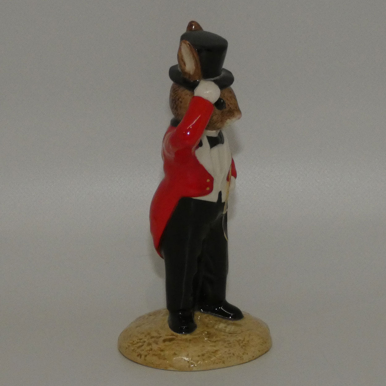 db165-royal-doulton-bunnykins-ringmaster