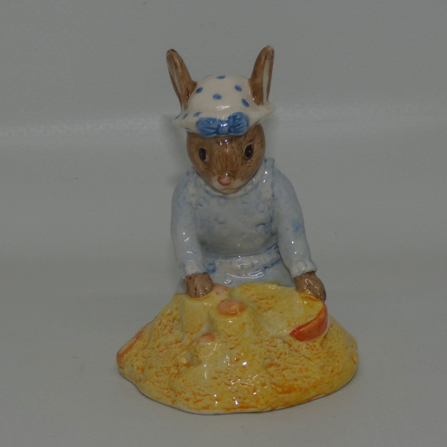 db177-royal-doulton-bunnykins-seaside-1998-bun-of-yr