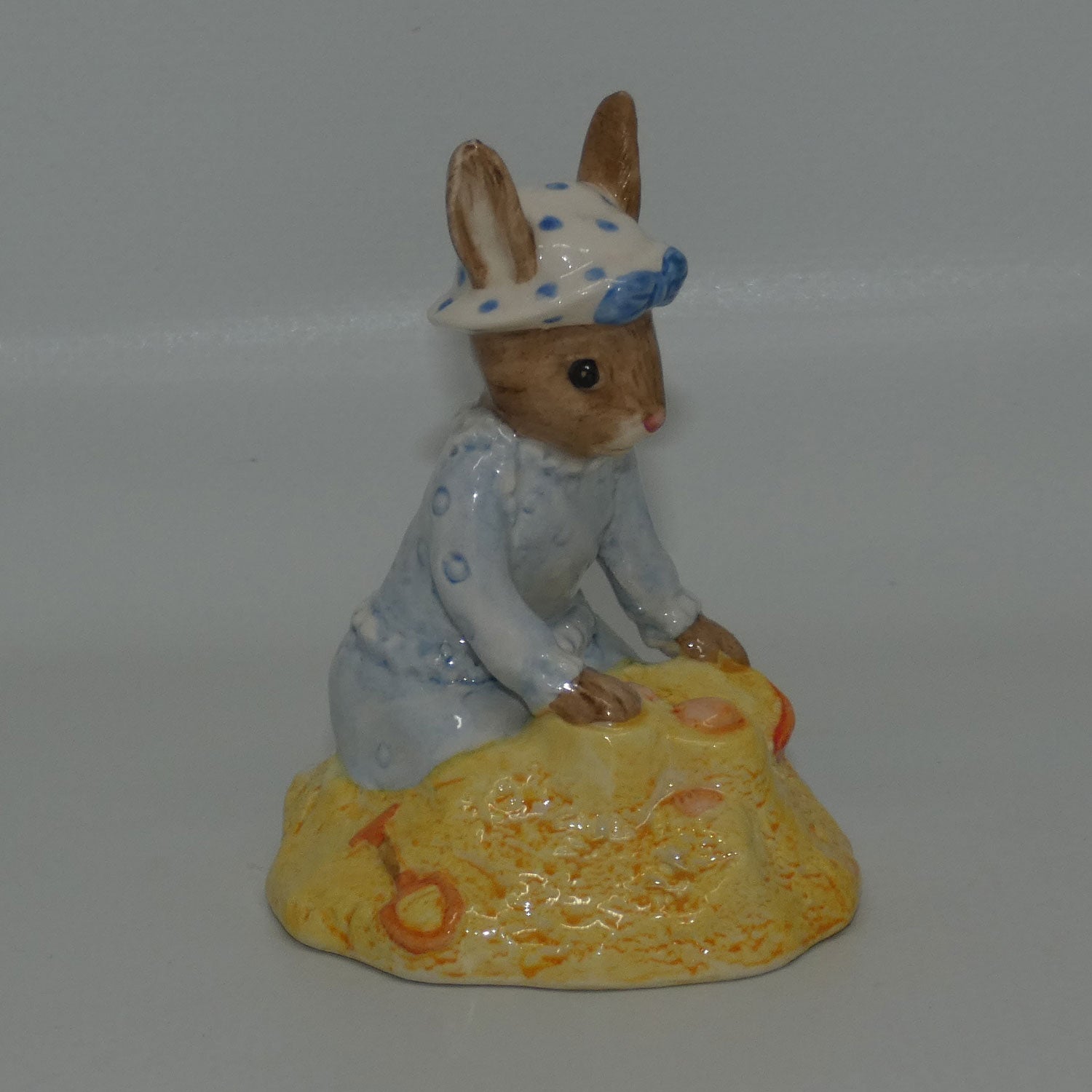 db177-royal-doulton-bunnykins-seaside-1998-bun-of-yr