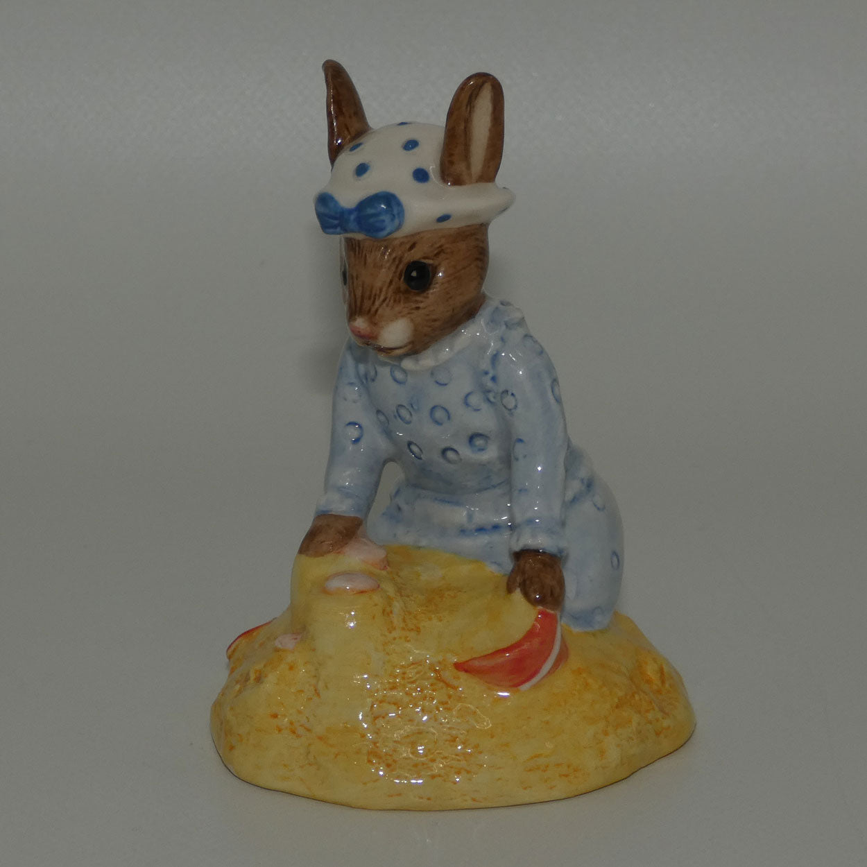 db177-royal-doulton-bunnykins-seaside-no-box