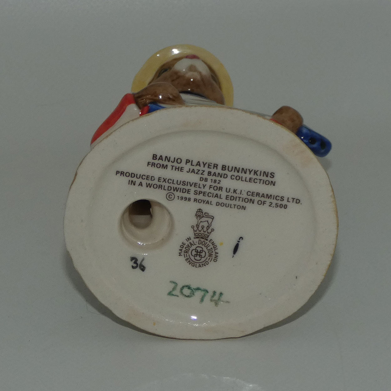 db182-royal-doulton-bunnykins-banjo-player