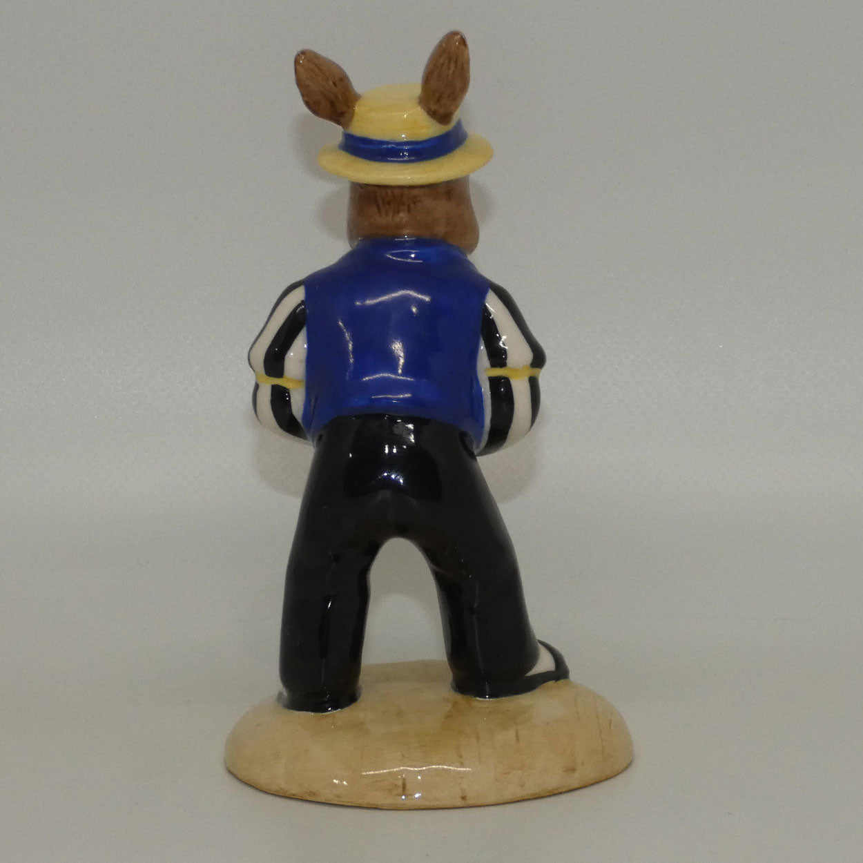 db186-royal-doulton-bunnykins-saxophone-player-no-box