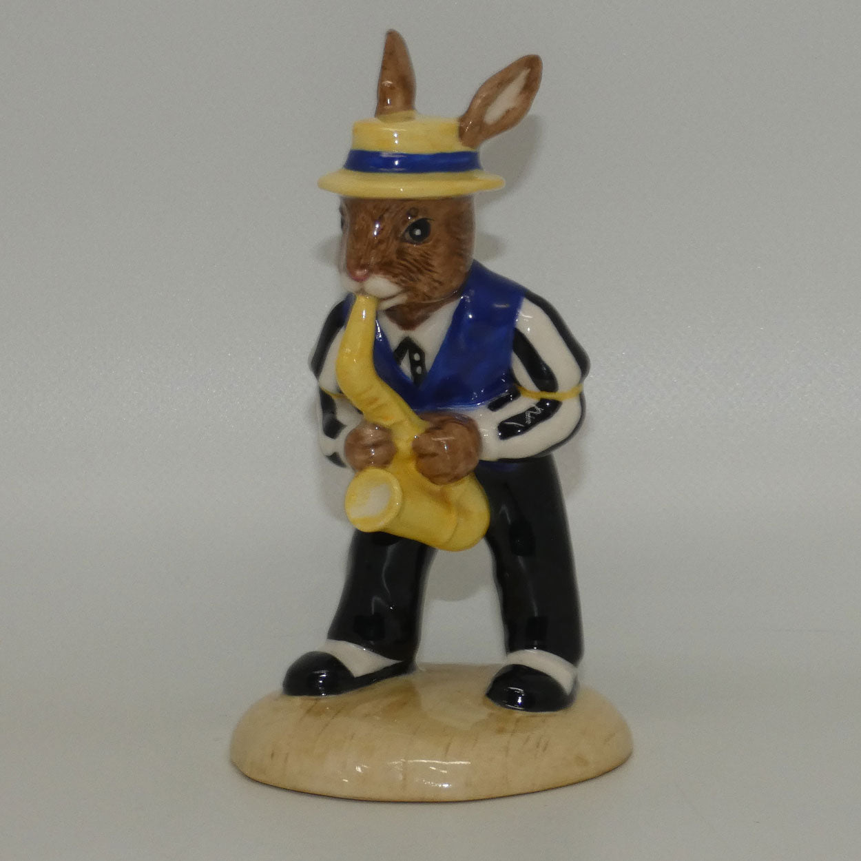 db186-royal-doulton-bunnykins-saxophone-player-no-box