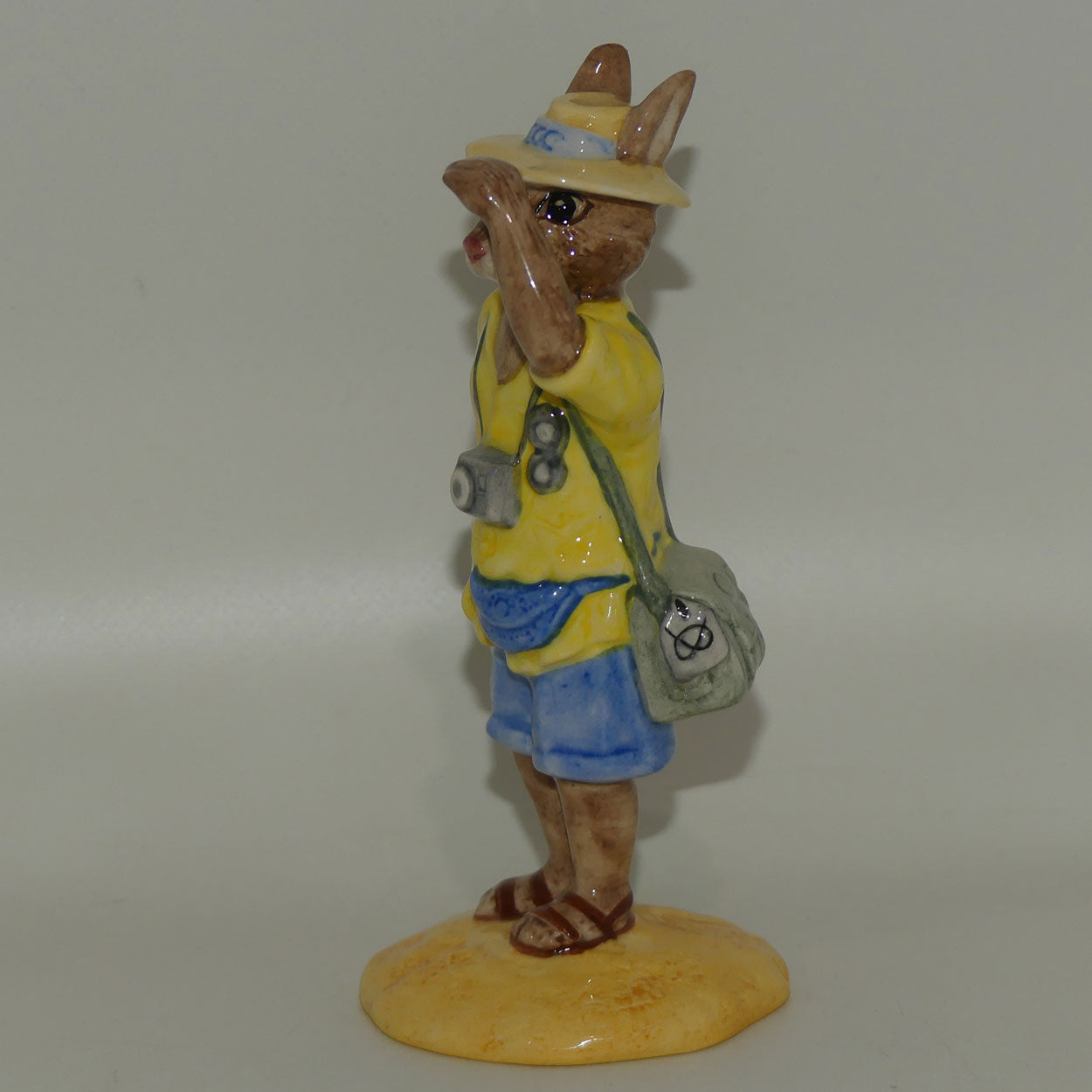 db190-royal-doulton-bunnykins-tourist