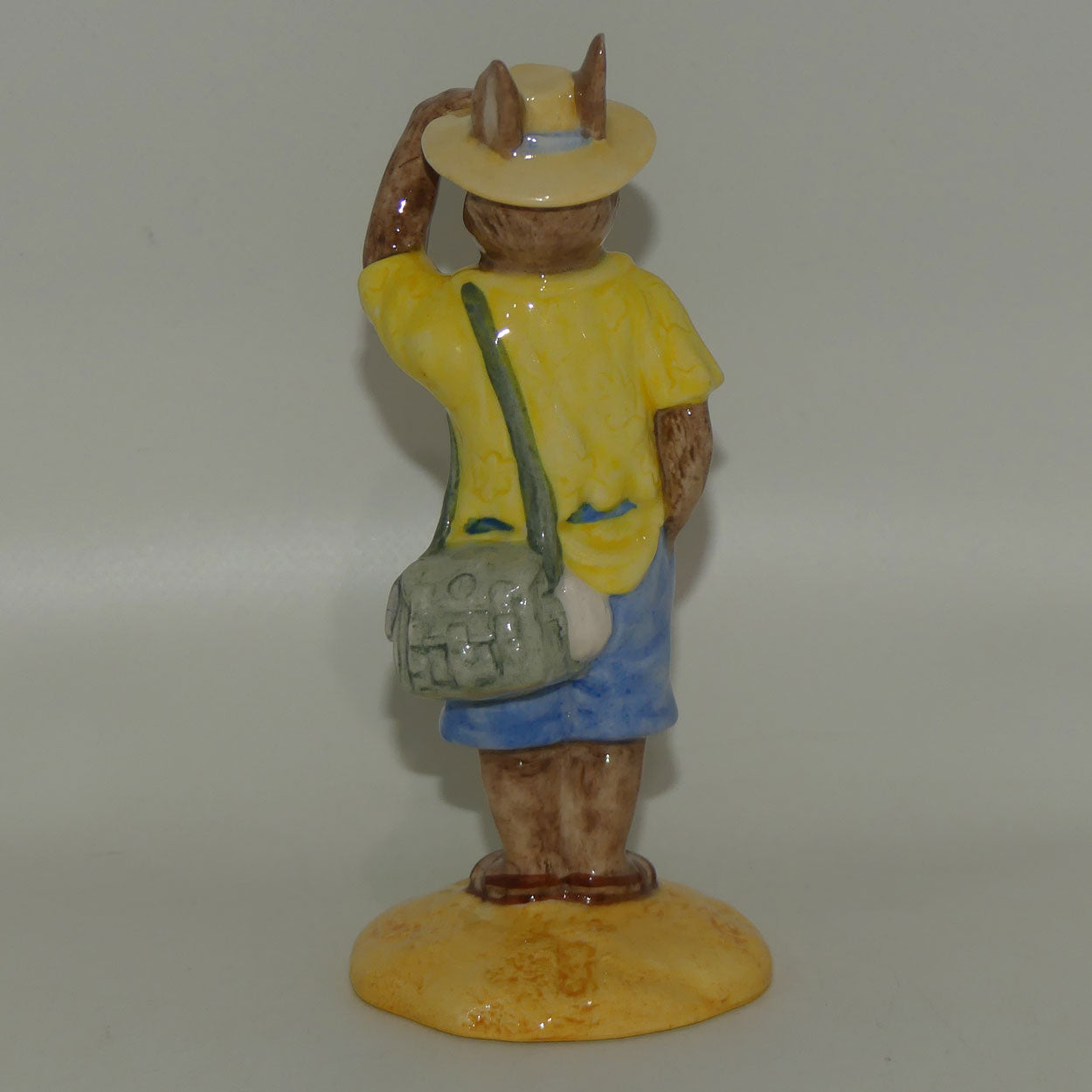 db190-royal-doulton-bunnykins-tourist