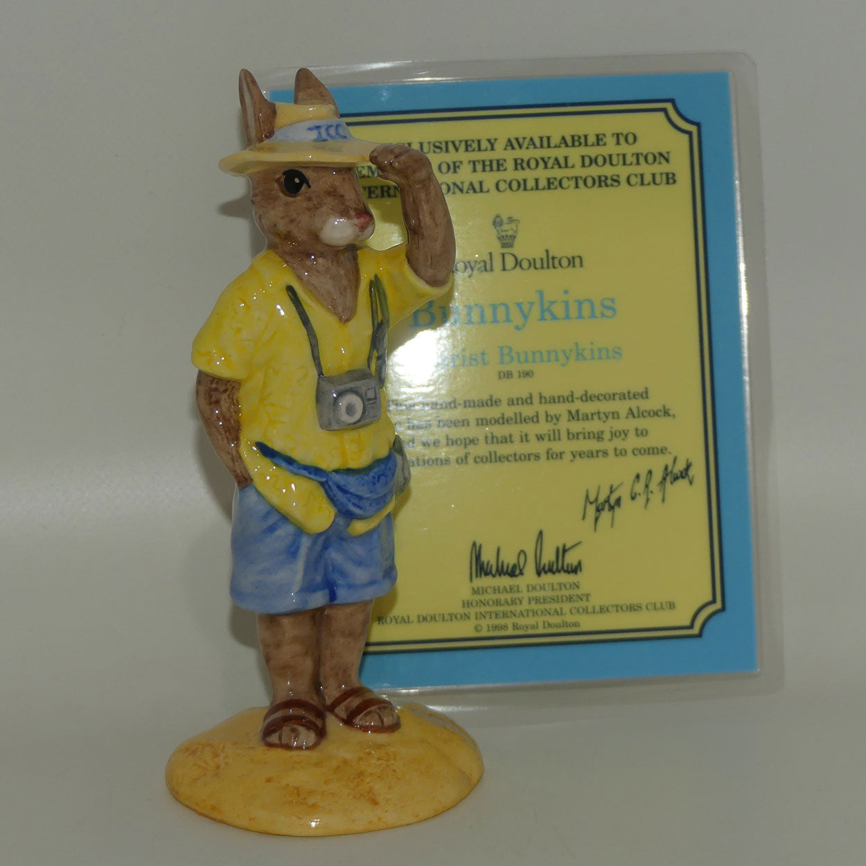 db190-royal-doulton-bunnykins-tourist
