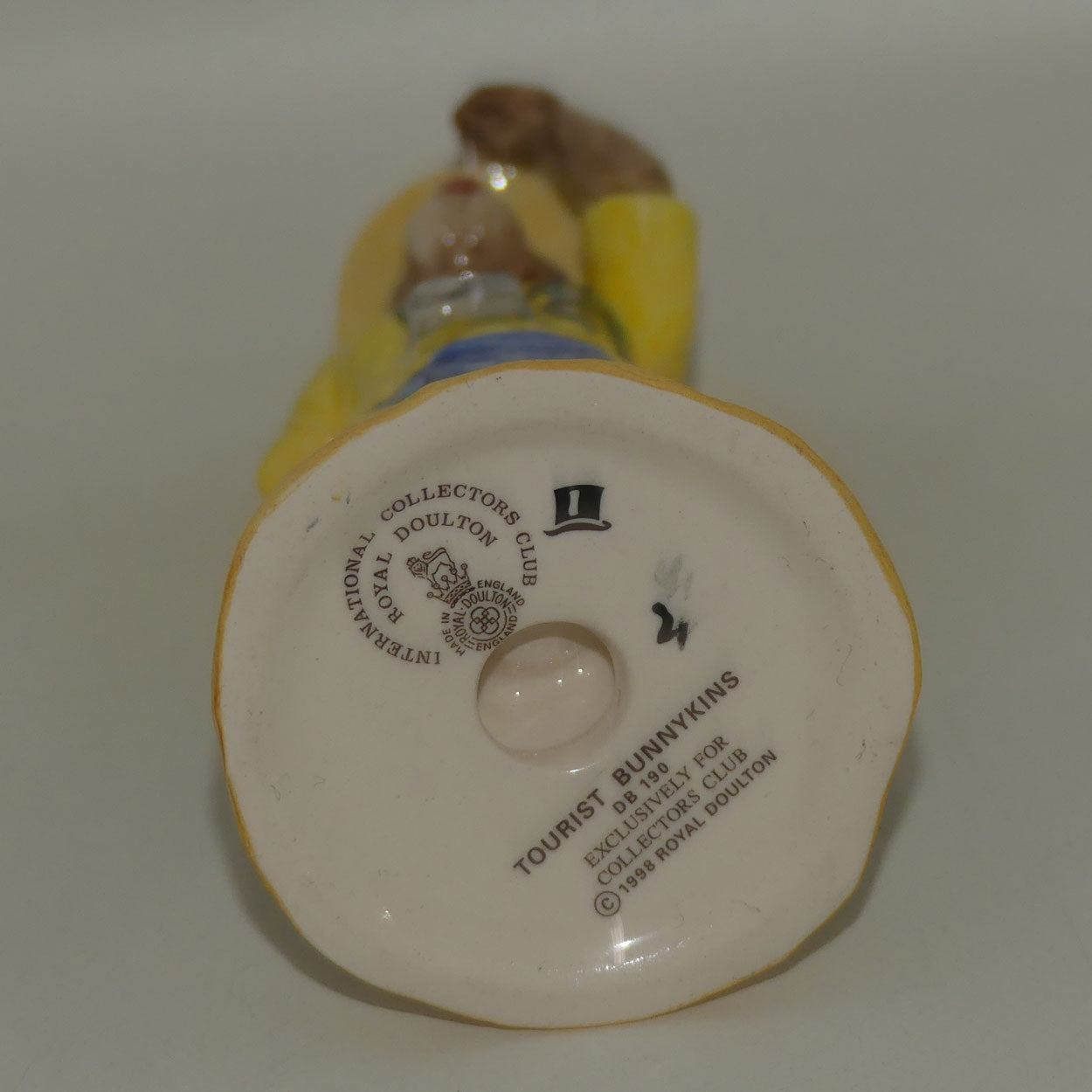 db190-royal-doulton-bunnykins-tourist