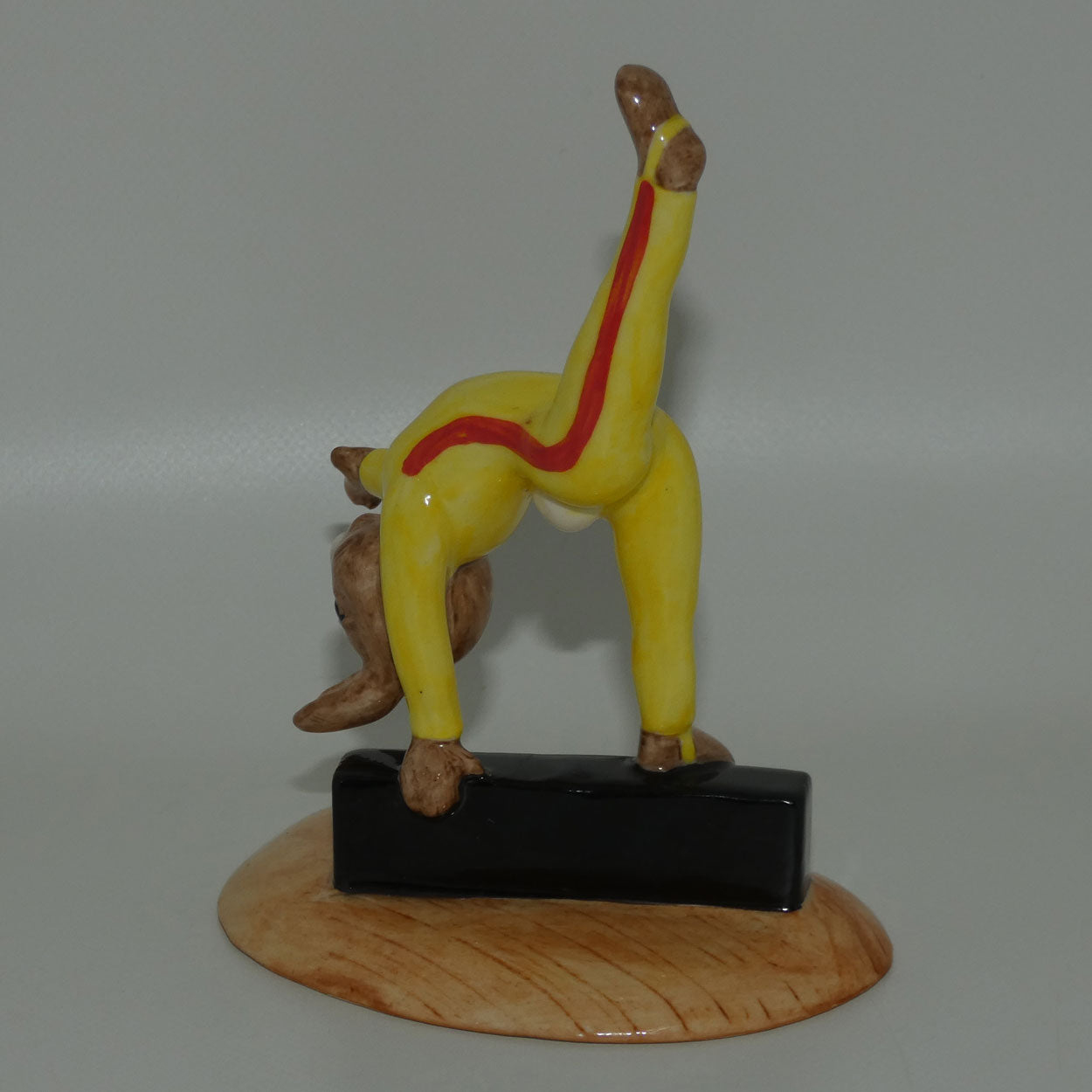 db207-royal-doulton-bunnykins-gymnast