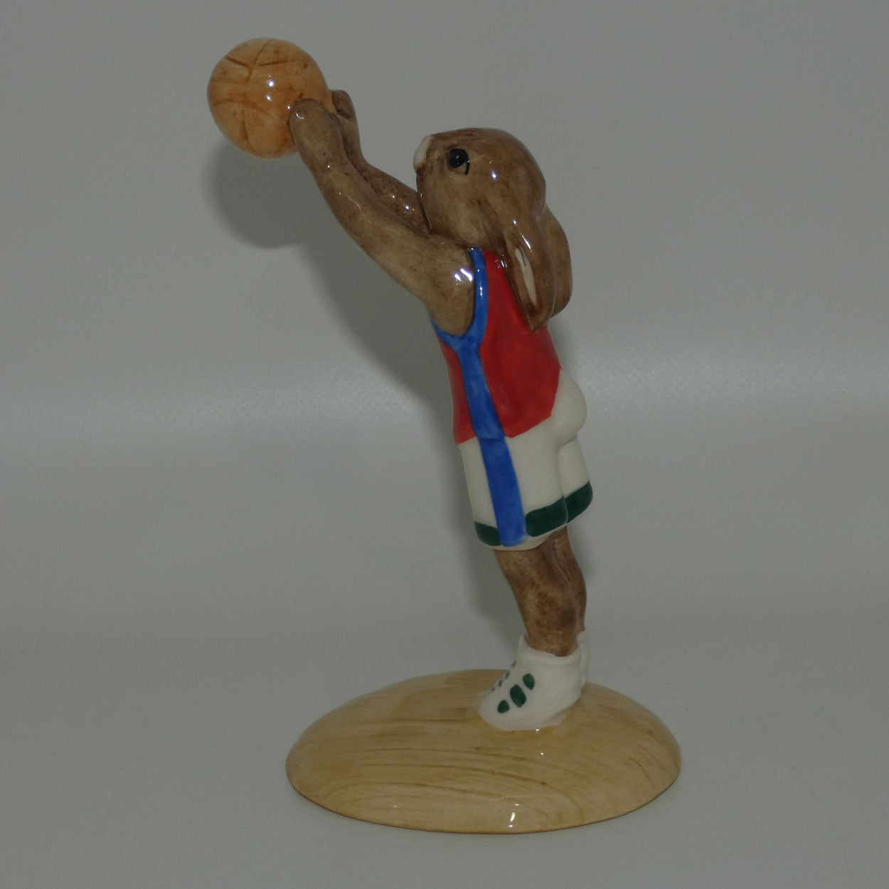 db208-royal-doulton-bunnykins-basketball